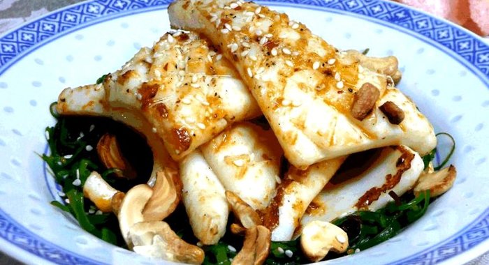 Кальмар с салатом Вакамэ