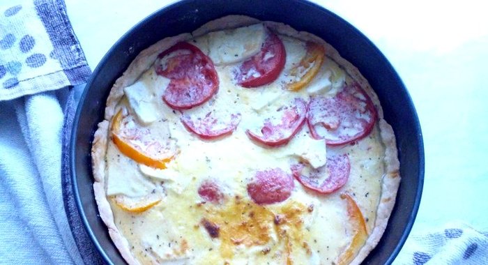 Киш с овечьей брынзой и томатами