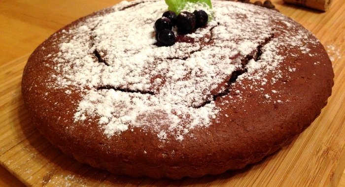 Пирог из кукурузной муки с черной смородиной