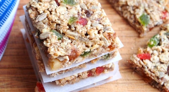 Гранола с овсяными хлопьями и цукатами