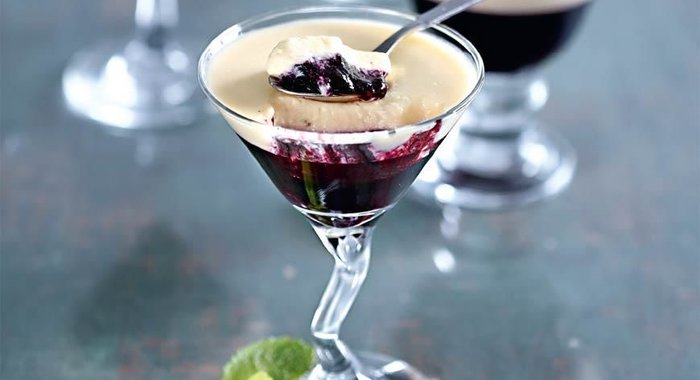 Желе из черной смородины с ванильным кремом