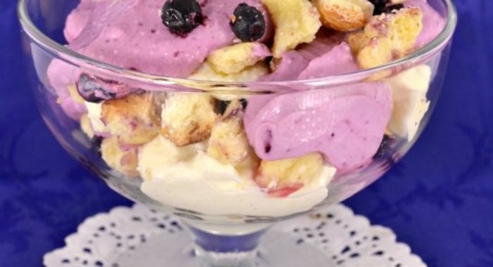 Творожный десерт с печеньем и черникой