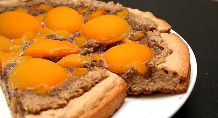 Ореховый пирог с абрикосами