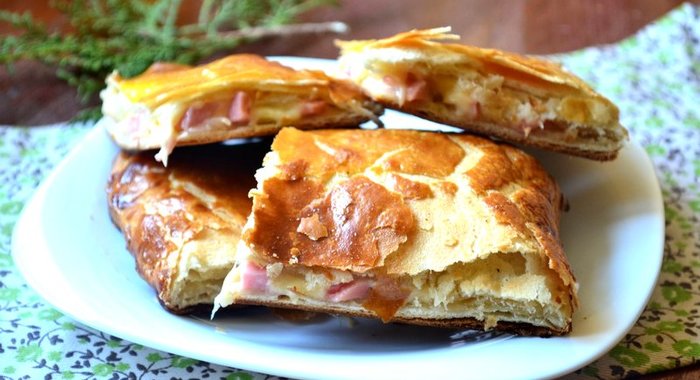 Пирог с начинкой из сыра и ветчины