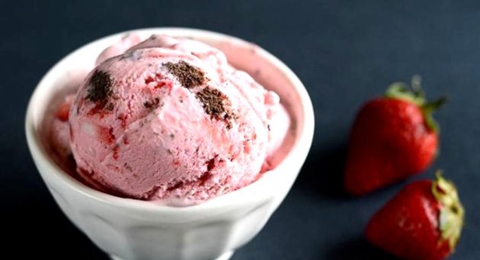 Клубничное мороженое с шоколадным печеньем