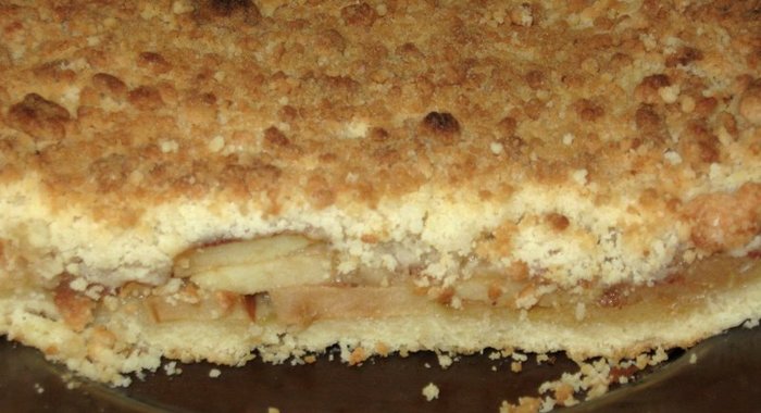 Рассыпчатый яблочный пирог с корицей