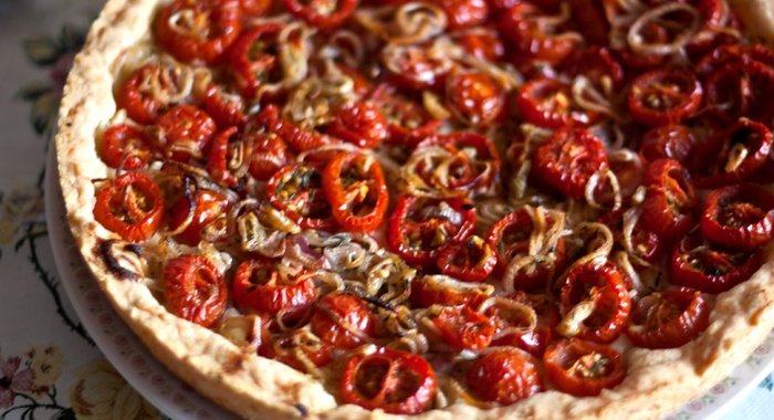 Сырный пирог с помидорами