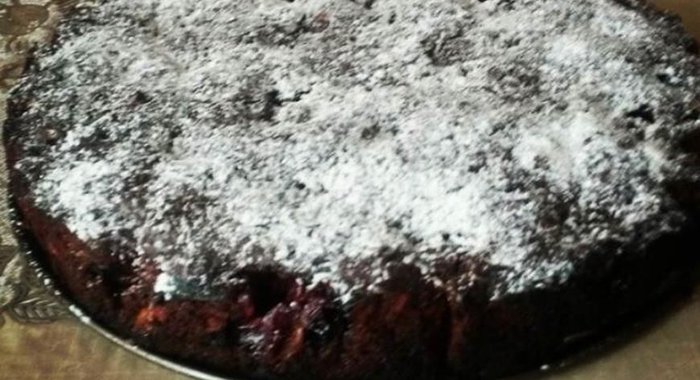 Шоколадный пирог с вишней и орехами