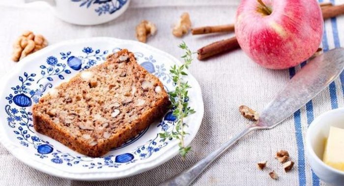 Кекс с яблоками и курагой