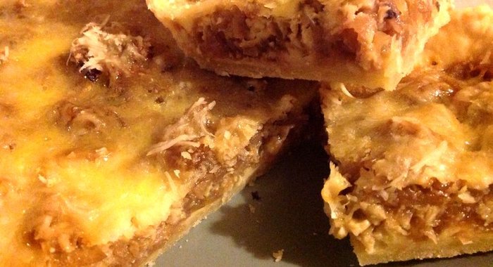Пирог из карамелизованного лука с сыром