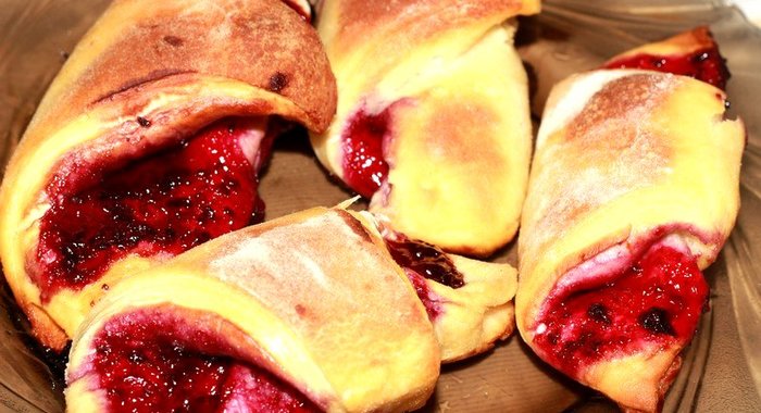 Круассаны с черной смородиной