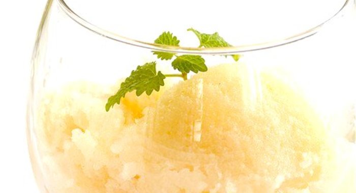 Грушевый сорбет с ягодным соусом