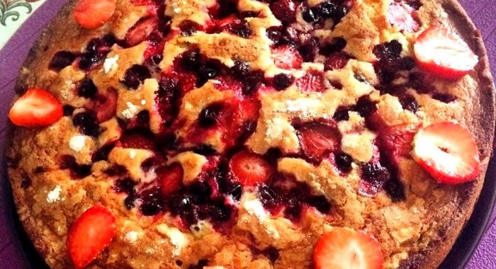 Пирог с черной смородиной и клубникой