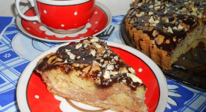 Пирог с творожной начинкой и шоколадной глазурью