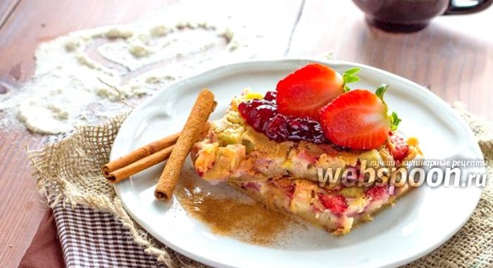 Пирог с ревенем и клубникой