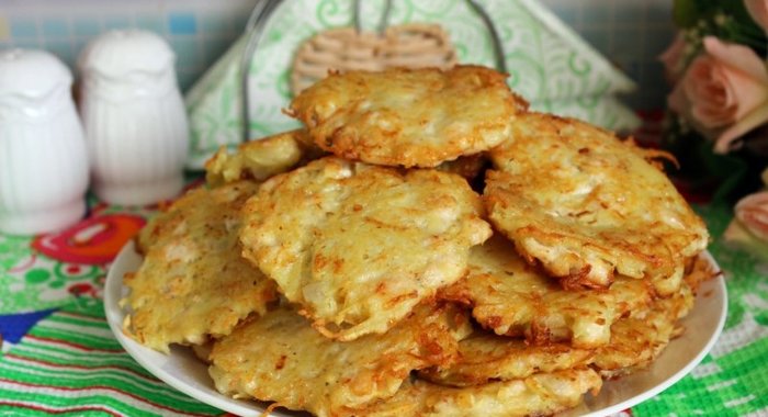 Картофельные оладьи с курицей и луком