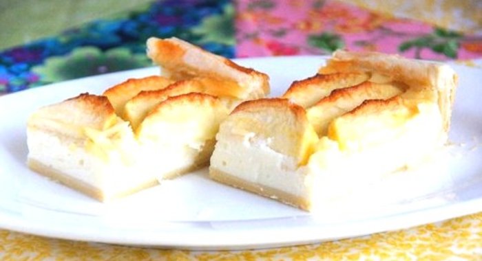 Слоеный пирог с творогом и яблоками