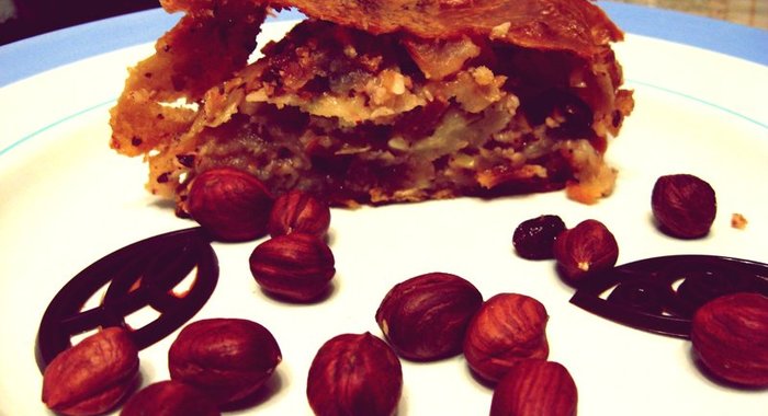 Яблочный штрудель с орехами, изюмом и корицей