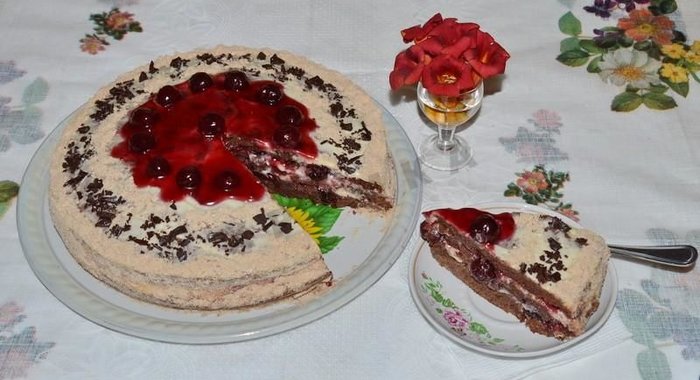 Шоколадный торт с вишней и сметанным кремом