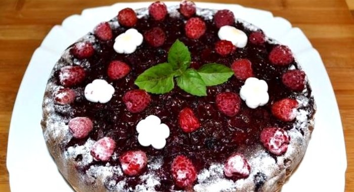 Шоколадный торт Ягодная поляна