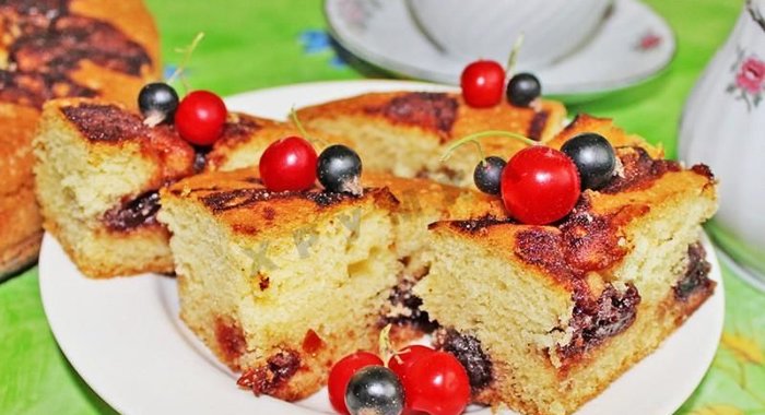 Пирог с вишневым вареньем