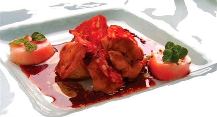 Лисички с хрустящей салями в соусе из красного вина с тмином и кориандром