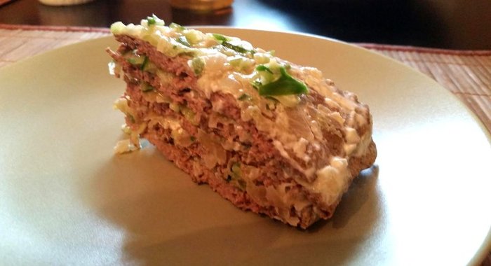 Торт из куриной печени со свежим огурцом и луком