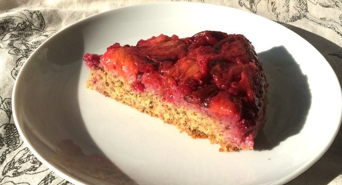 Сливово-брусничный безглютеновый перевернутый пирог (upside down cake)