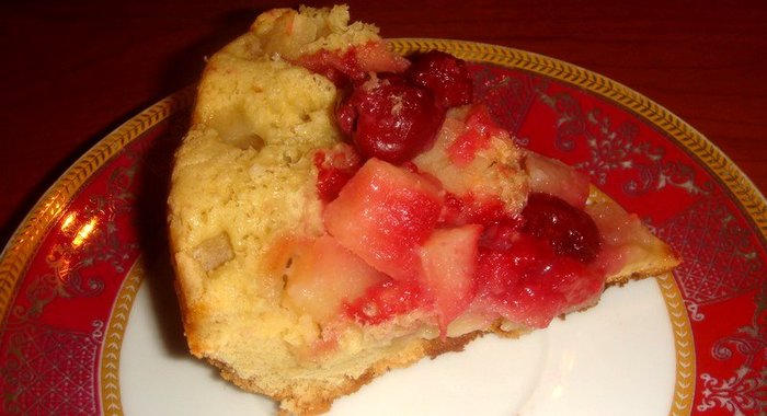 Пирог с яблоками и вишней в мультиварке
