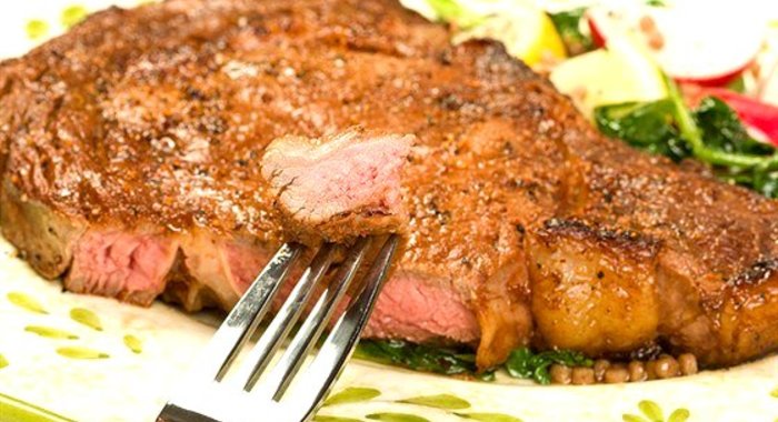 Рибай стейк в специях c винным соусом и с пюре из пастернака