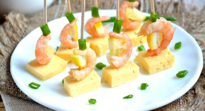 Канапе с креветками на шпажках