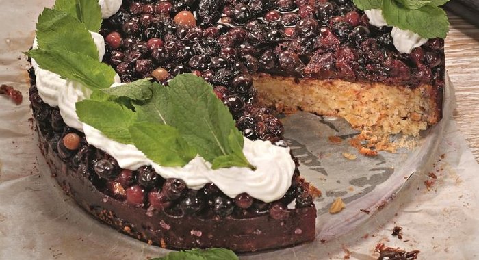 Миндальный торт со смородиной