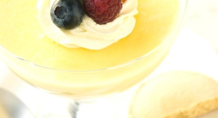 Лимонный поссет с пряными фруктами