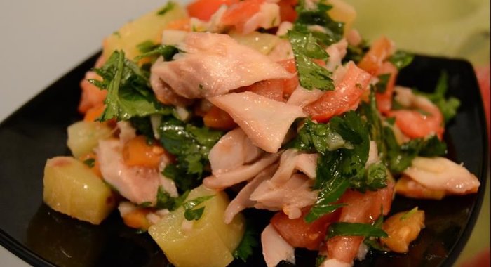 Салат с копченой рыбой по-сербски