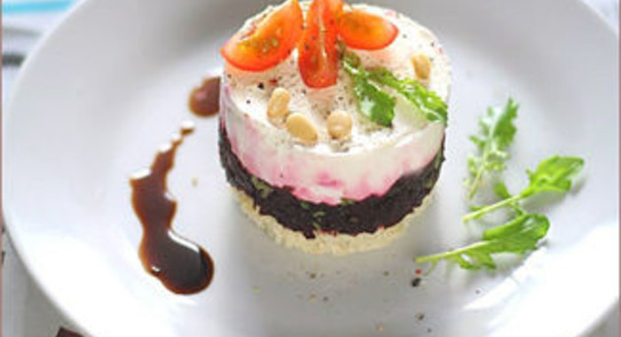 Сладкая свекла с мягким козьим сыром на тостах