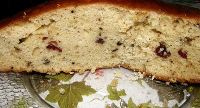 Сладкий пирог с орехами и клюквой