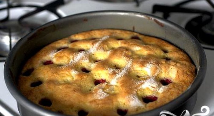 Пирог с малиной и пахтой