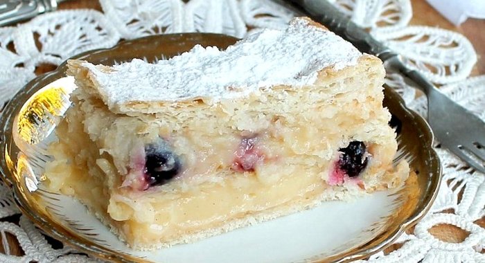 Торт из слоеного теста с вишней