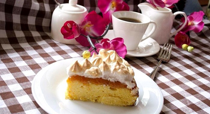 Творожный тортик с абрикосовым джемом и безе