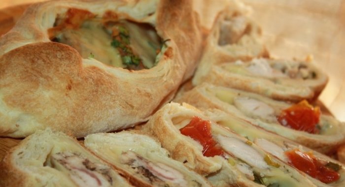 Слоечки с курицей, сыром, помидорами и зеленью