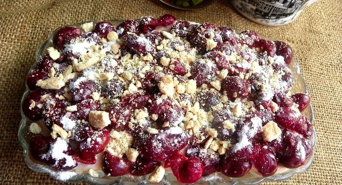 Мини-тортик из печенья с вишней