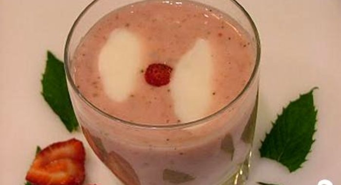 Витаминный напиток с мятой и клубникой