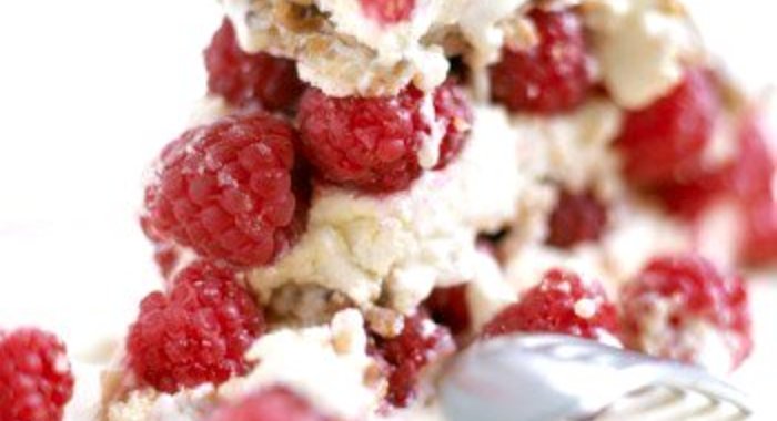 Торт «Семифредо» с малиной и клубникой