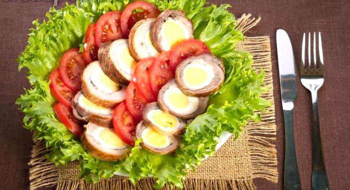 Мясной рулет с яйцами