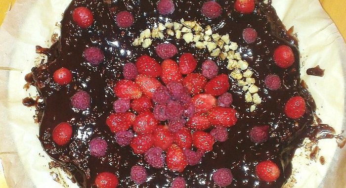 Брауни с земляникой и малиной