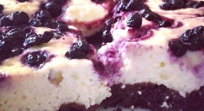 Шоколадно-творожный пирог с черникой