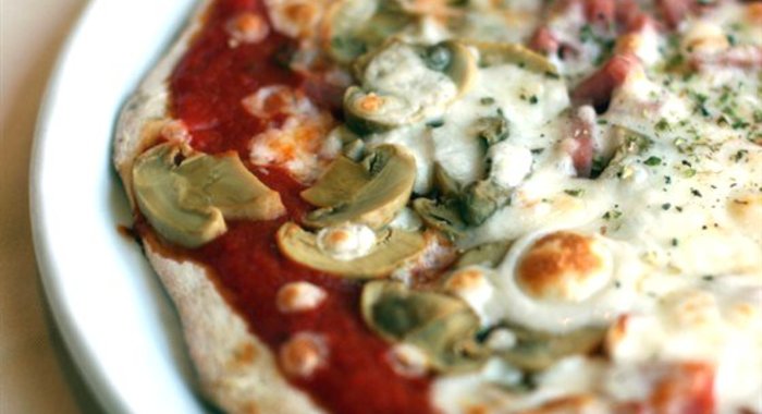 Пицца с печенью трески, грибами и лесными орехами