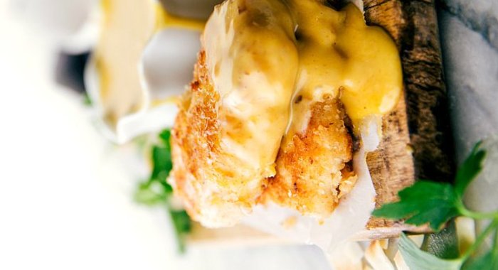 Хрустящая курица в кокосовом молоке с медово-горчичным соусом