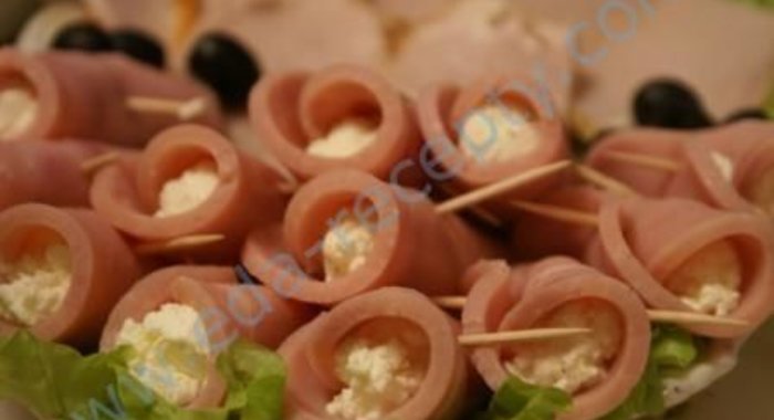 Канапе с ветчиной и хреном на шпажках