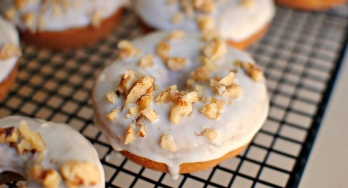 Банановые пончики с грецкими орехами